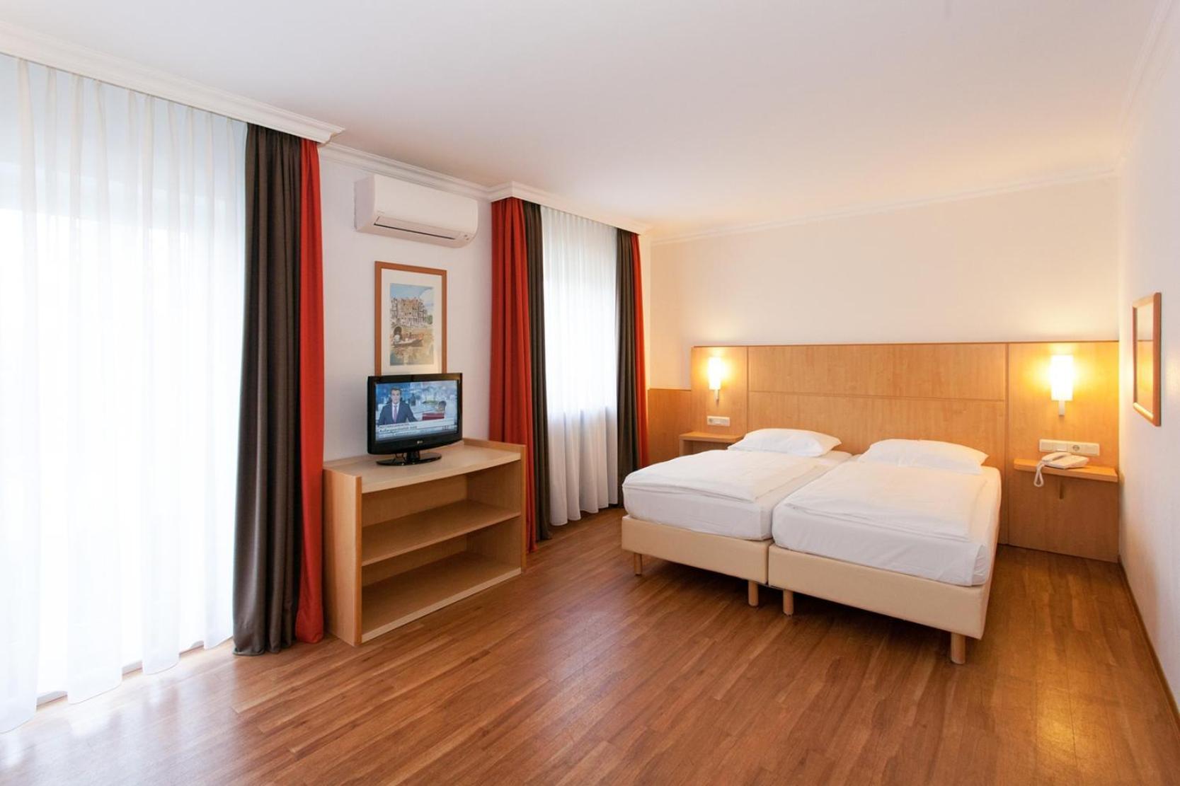 Saar Hotel 2*